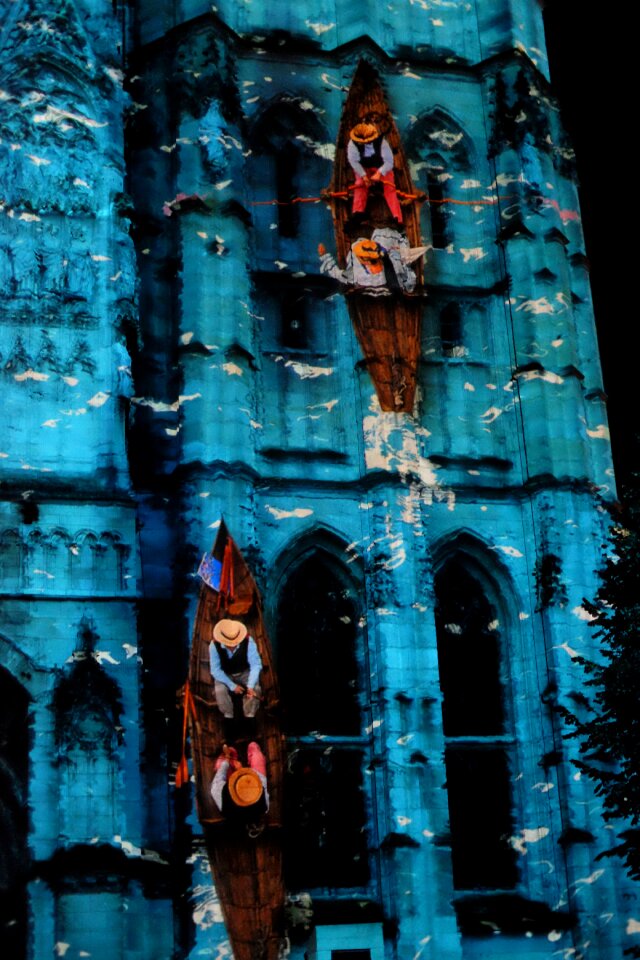 Building show nocturne