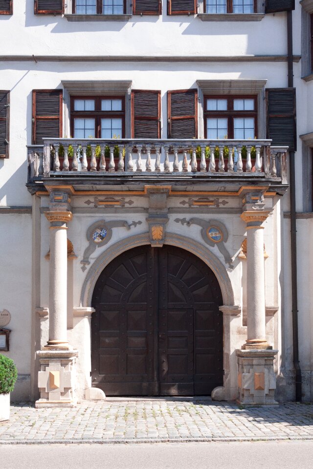 Balcony pillar house