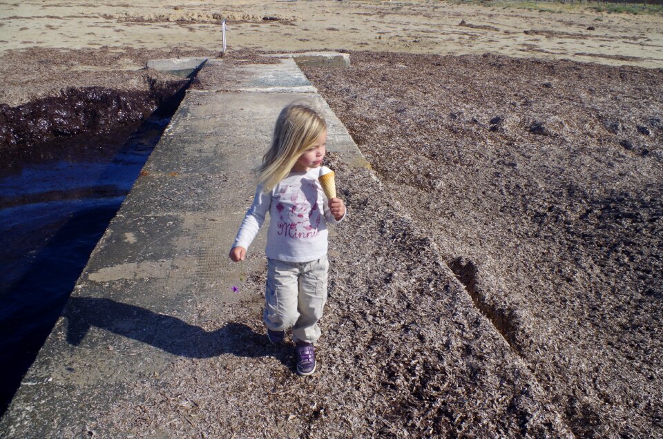 Kid with ice beach web