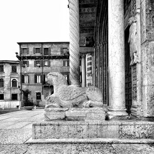 Piazza marble statue