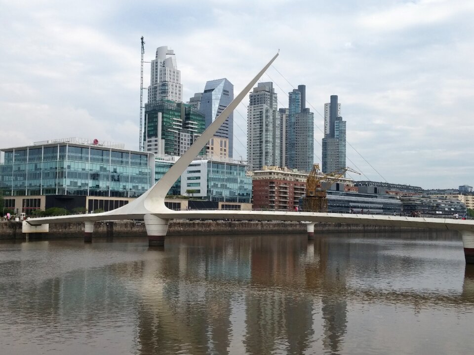 The bridge of the woman buildings city