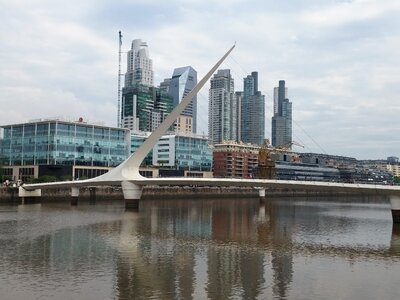 The bridge of the woman buildings city