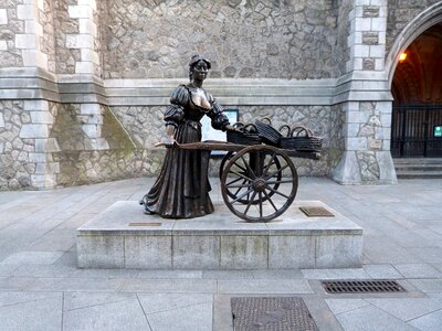 Dublin bronze women photo