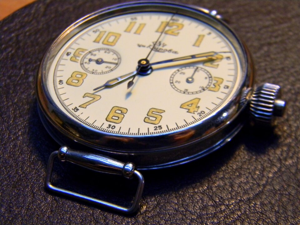 Dial time indicating timepiece