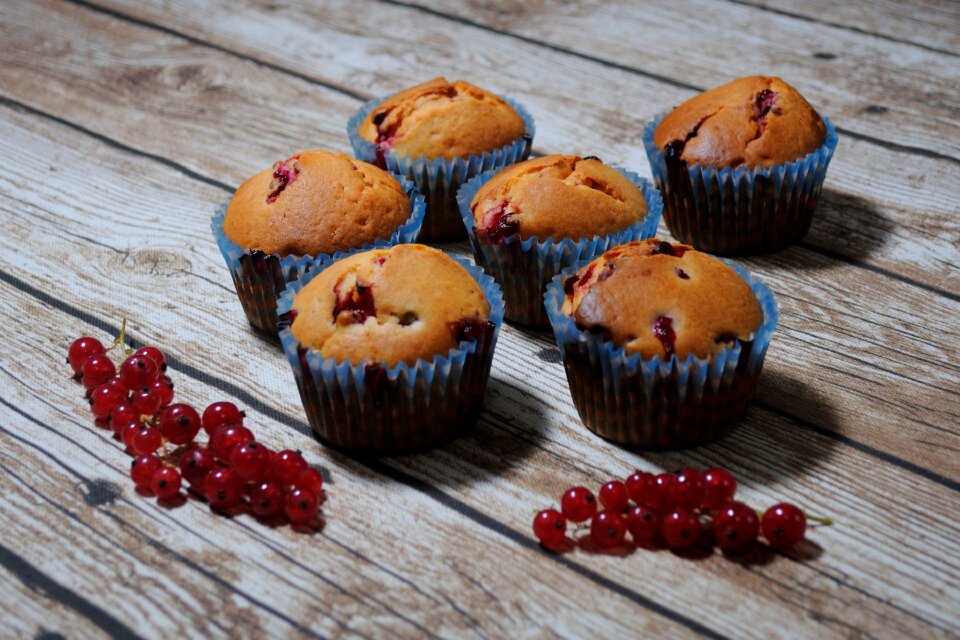 Eat cupcakes small cakes