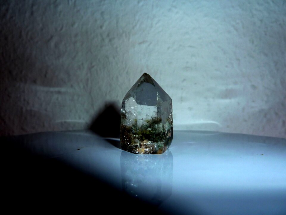 Gem top clear to white transparent