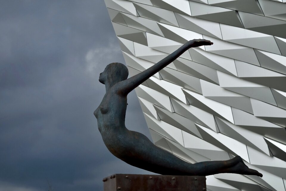 The titanic museum the statue wall