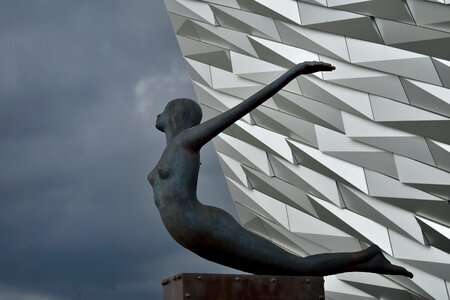 The titanic museum the statue wall