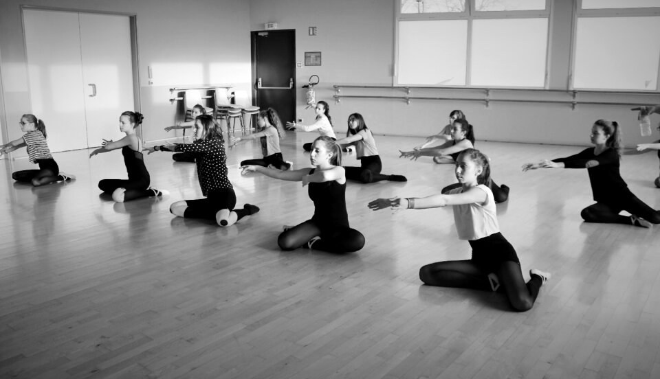 Association dancers arabesque