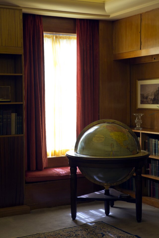 Cautauld family home art deco large globe