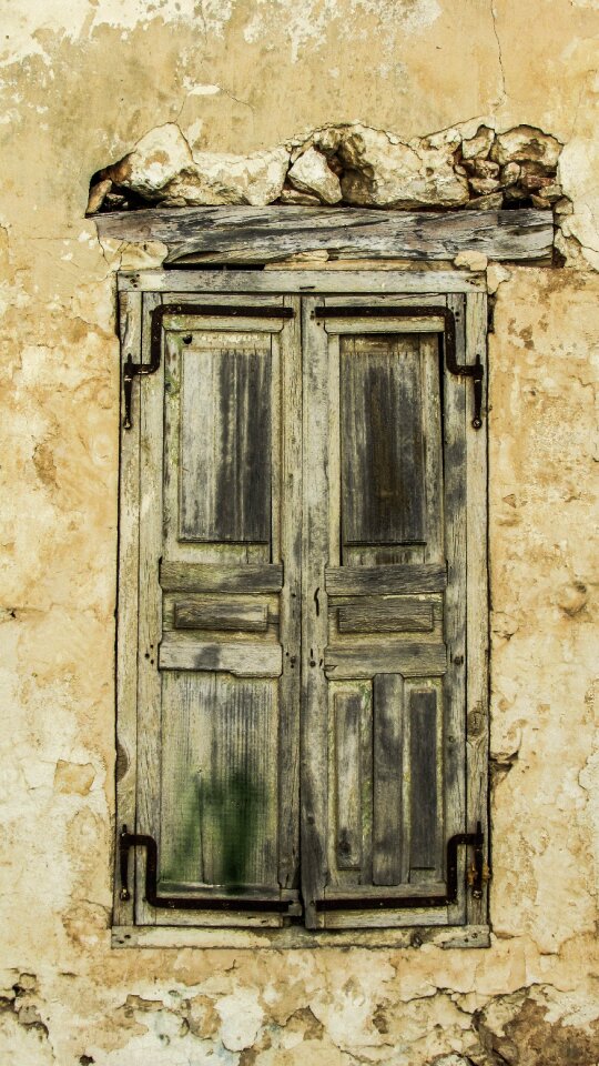Decay aged weathered