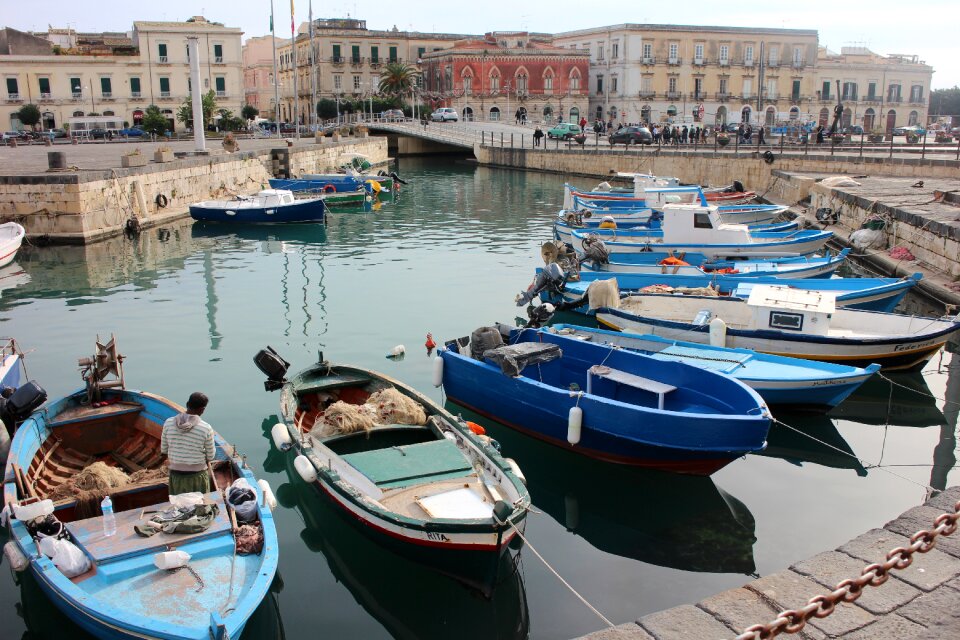 Syracuse port boats