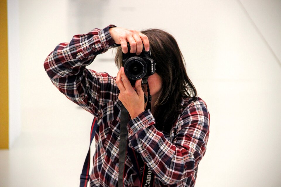 Pose female camera