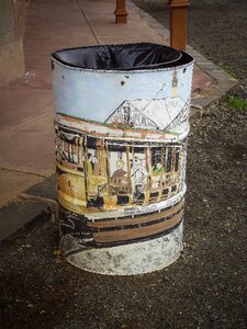 Garbage container can