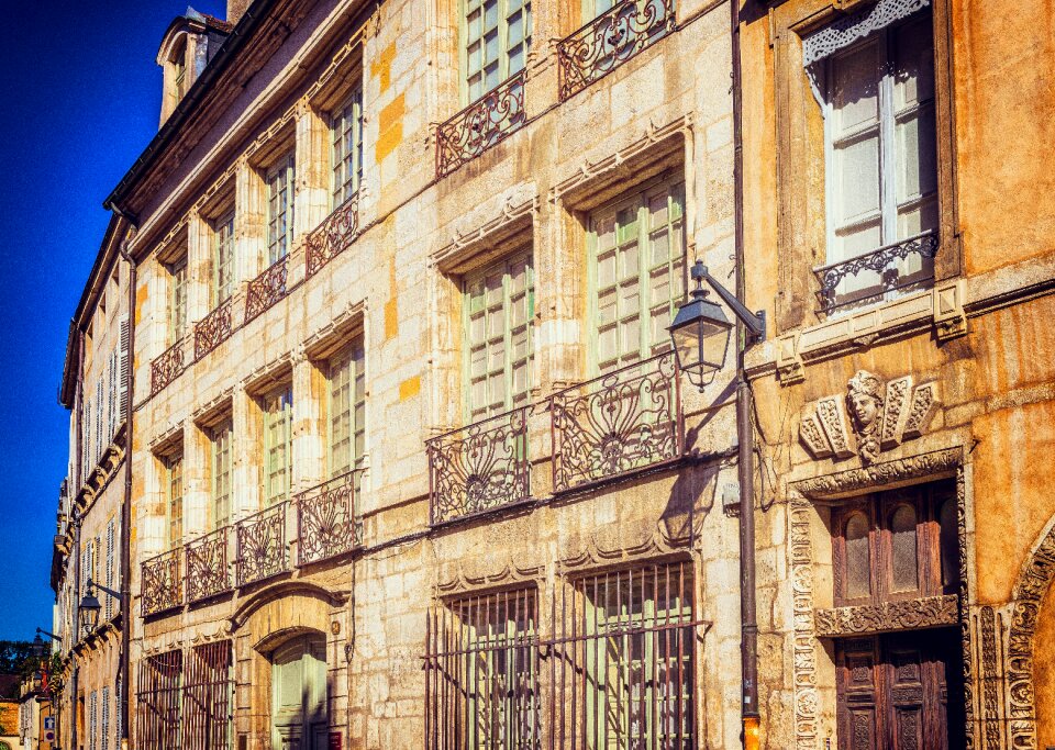 Beaune live houses