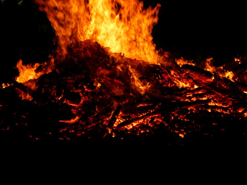 Campfire evolutionary flame log fire