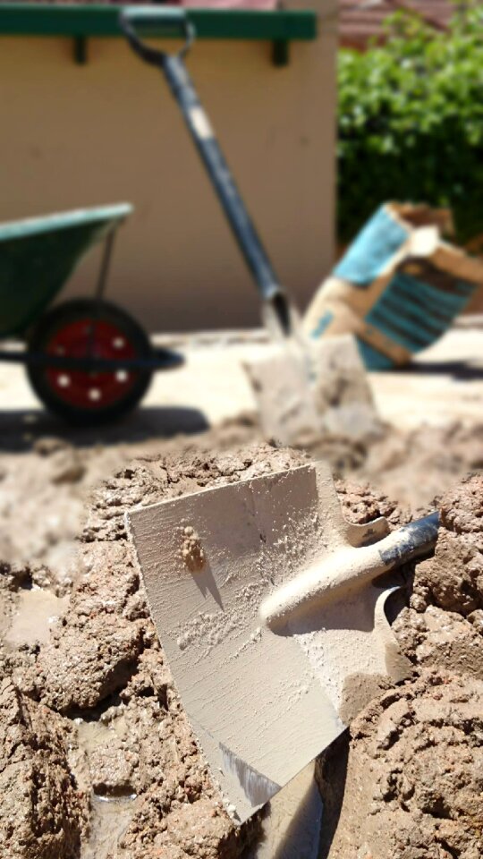 Wheelbarrow shovel