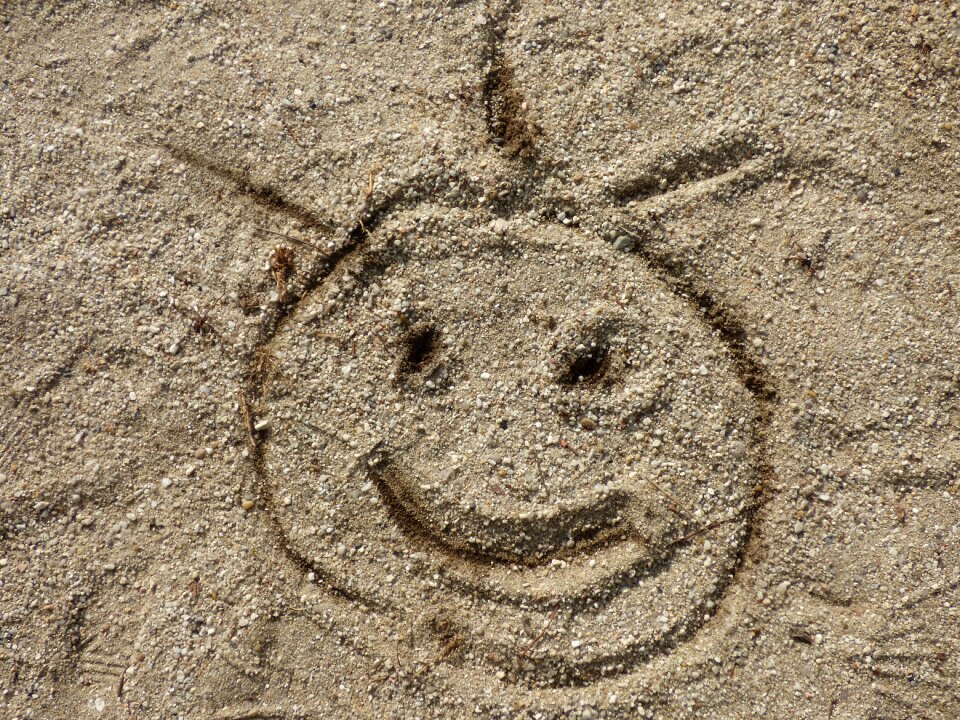 Emoticon the sun sea