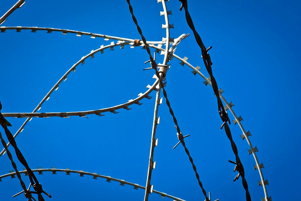 Wire sky barrier photo