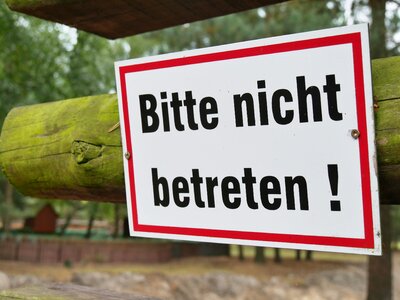 No trespassing acces denied warnschild