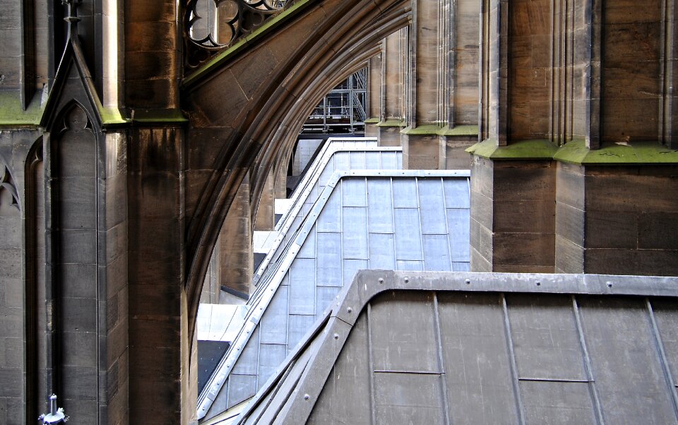 Side window pillar buttresses