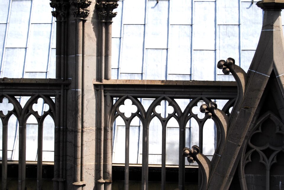 Dom side window buttresses