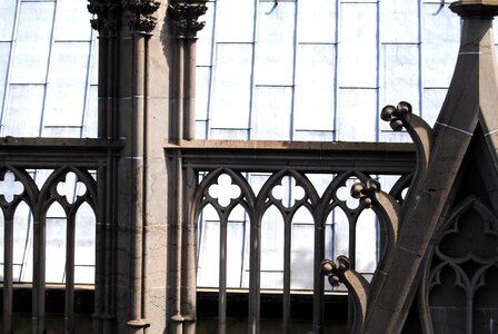 Dom side window buttresses