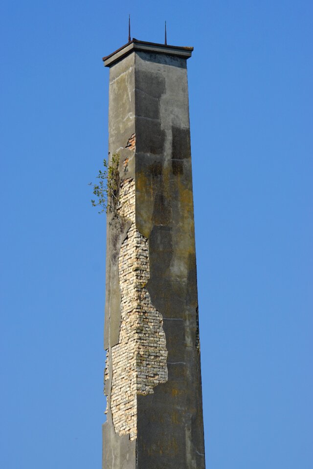 Spinning ruin decay