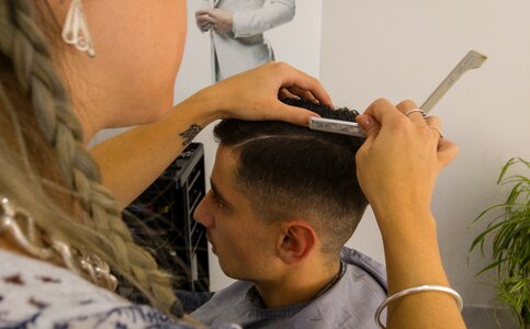 Hairdresser hair cut razor photo