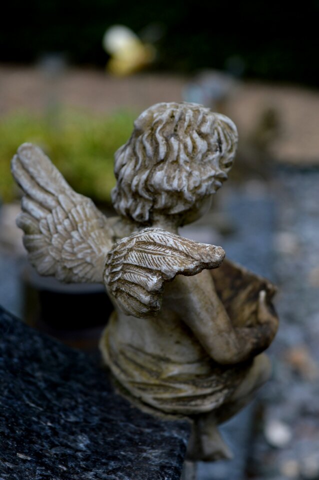Grave figurine wings