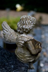 Grave figurine wings