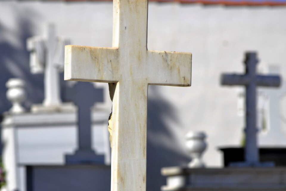 Cruz sculpture it headstone