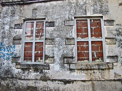 The façade of the city frame