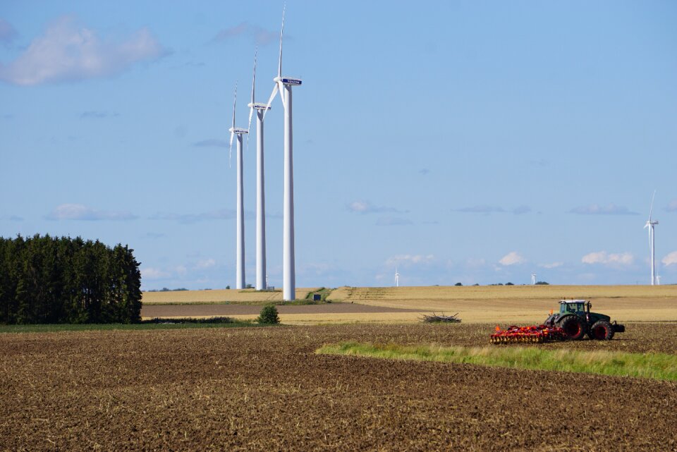 Wind agricultural tractor
