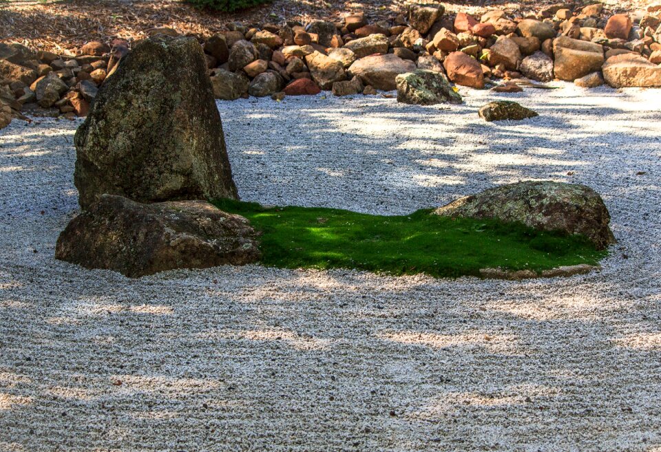 Understanding peaceful mahayana buddhism