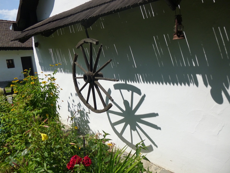 Old house wheel light and shadow