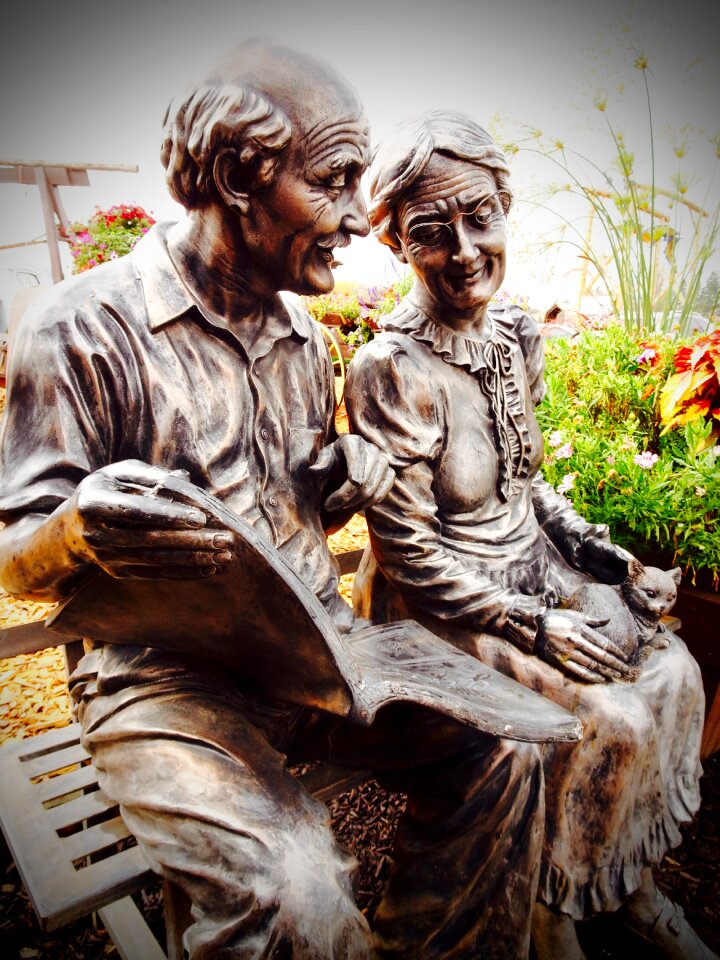 Couple bronze statue