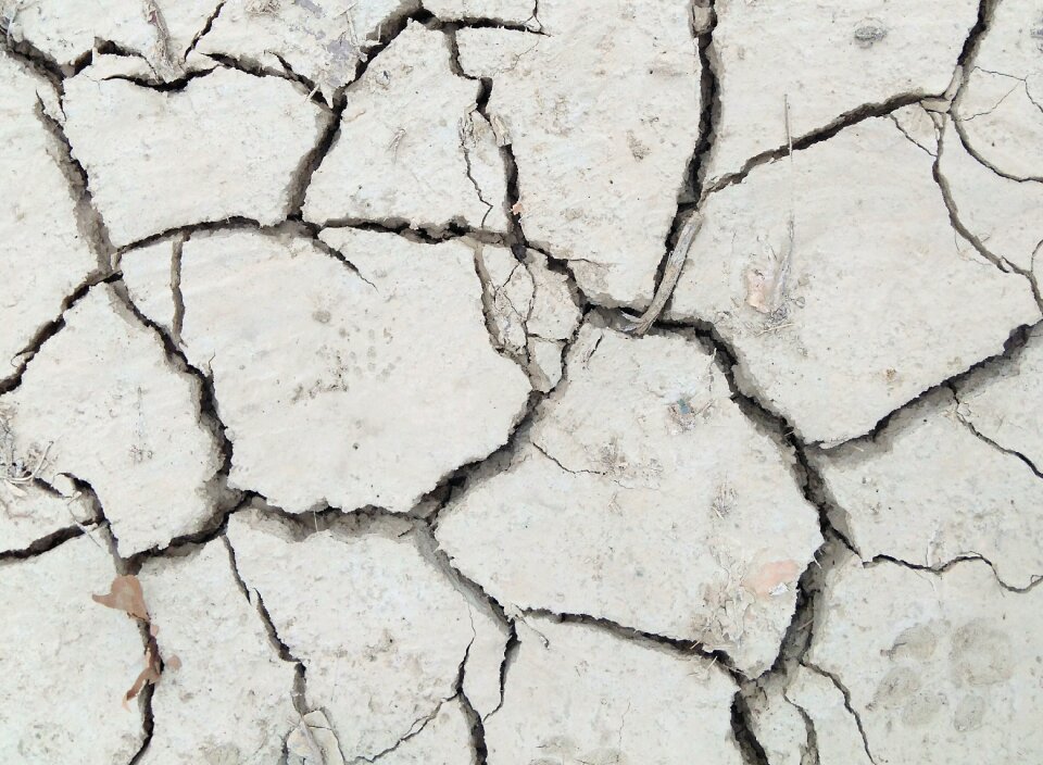 Dry cracks anhydrous