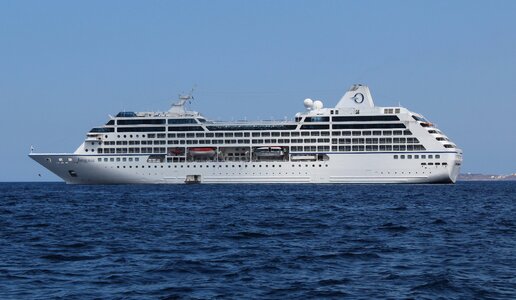 Cruiser cruise ship cruise