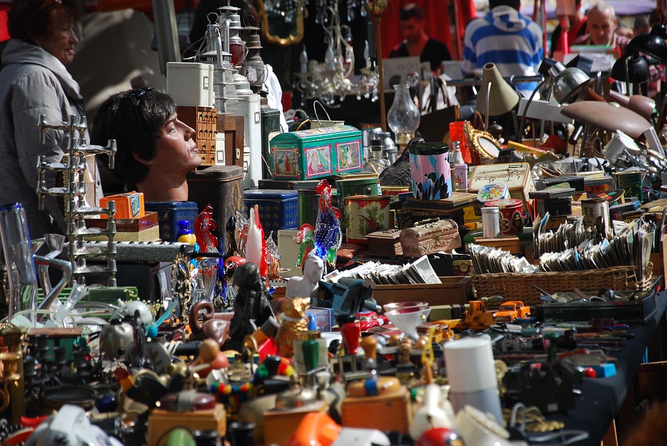 Stand market antiques