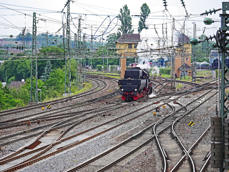 Station entrance track crisscross shunting