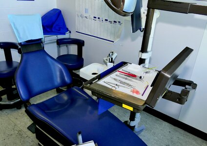 Zahnarztpraxis treat teeth dental instruments