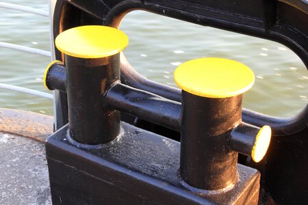 Boat boulder