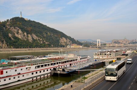 Ship bus elisabeth bridge
