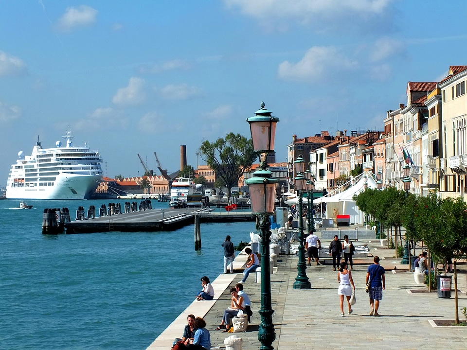 Sea cruise ship