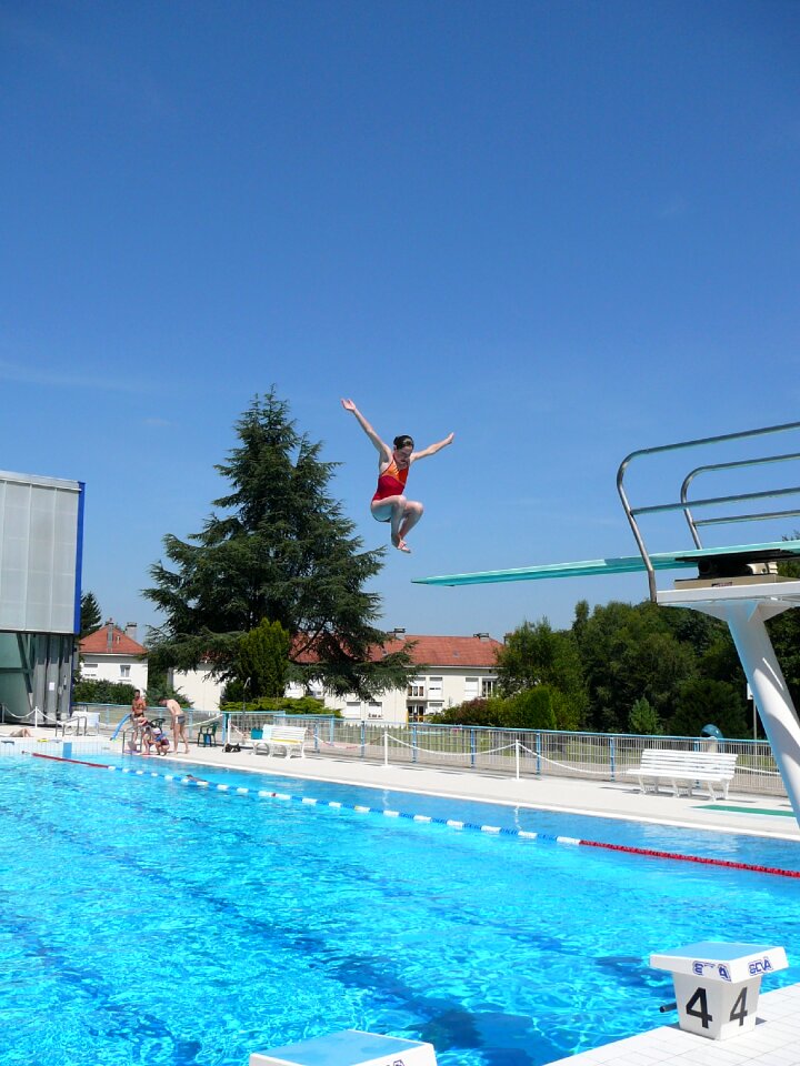 Jump swimming pool delve
