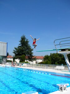 Jump swimming pool delve
