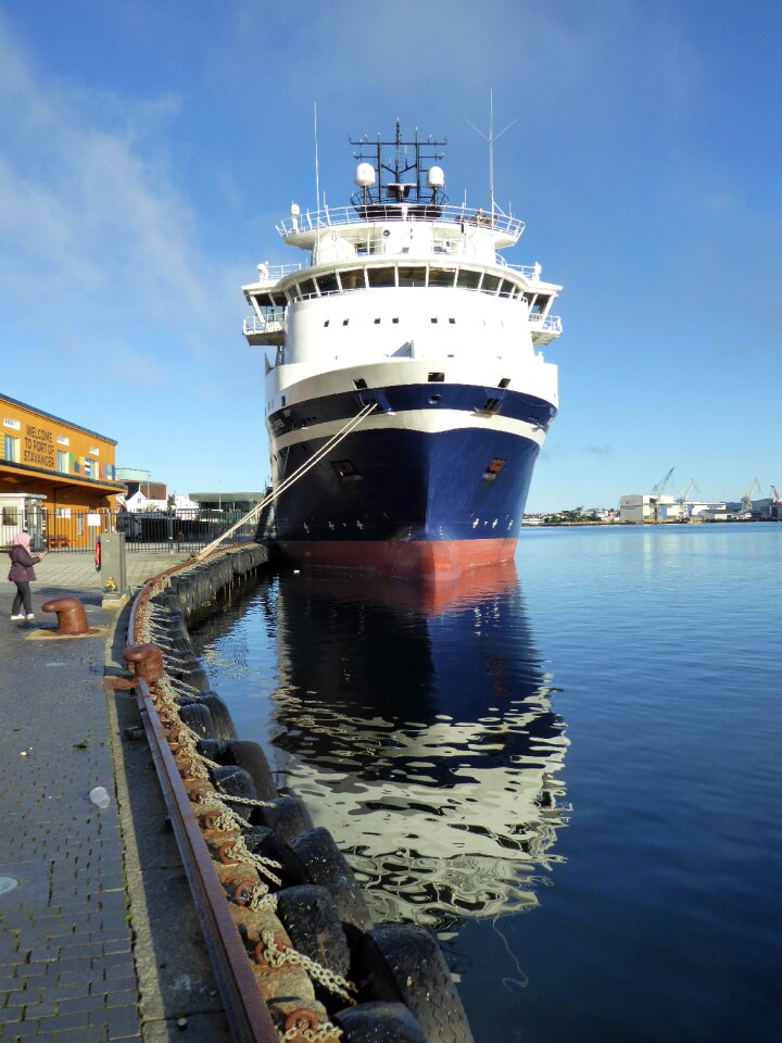 Shipping transport vessel