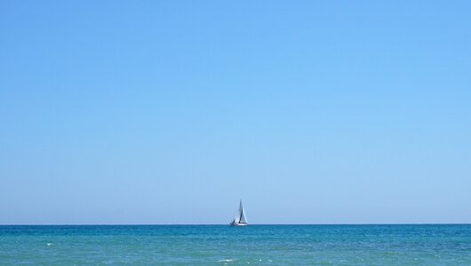 Horizon sailing boat