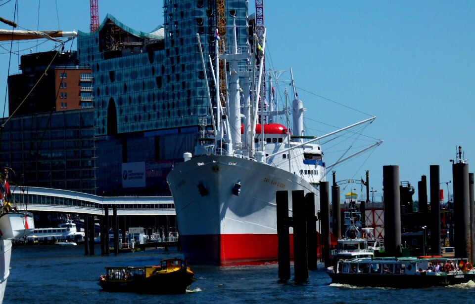 Elbe landungsbrücken hamburg port